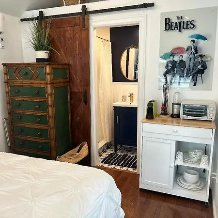Adorable 1 Bedroom Cottage